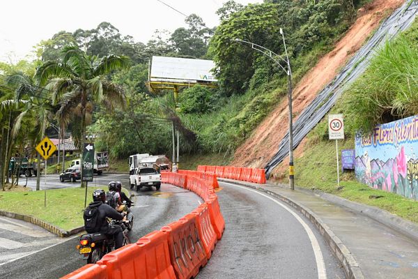 Alcaldía De Medellín Atendió Deslizamiento En La Avenida Las Palmas