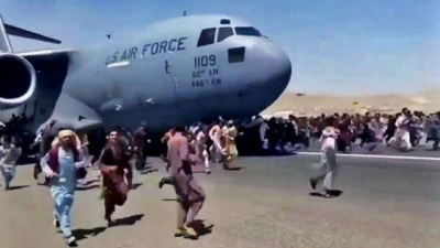 Aeropuerto De Afganistán Sumido En El Caos, Los Afganos Buscan Huir Del País Por Temor A Los Talibanes