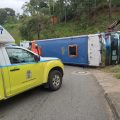 Un bus de servicio público con 40 pasajeros se volcó en Medellín.