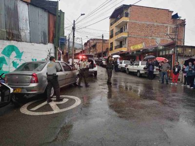 Agentes De La Policía Se Unen A La Celebración Del Día De La Madre En San Antonio De Prado