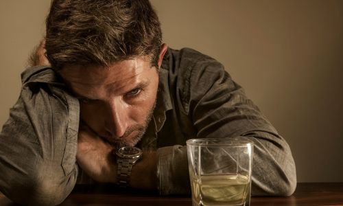 Evite que un ‘trago amargo’ sea el último de su vida: Alerta por intoxicación con licor adulterado durante las festividades